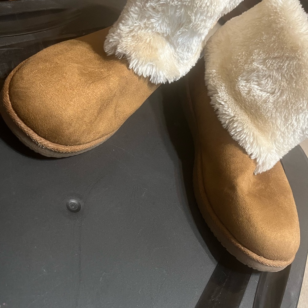 Ladies Cozy Brown Suede Boots with Faux Fur Lining